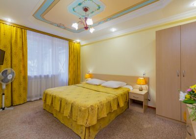 Двухместный двухкомнатный номер 1 категории во 2 корпусе в санатории Москва в городе Кисловодске - фотография