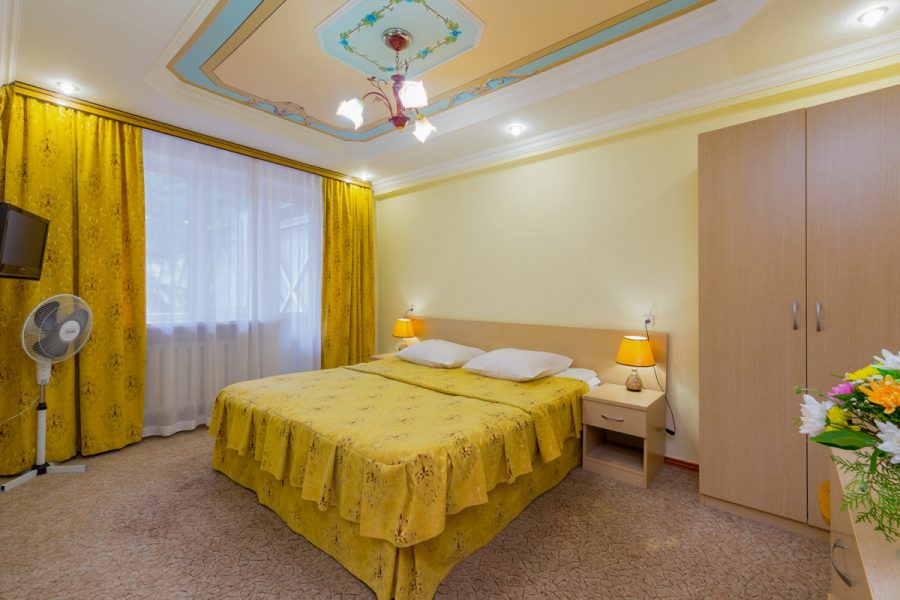 Двухместный двухкомнатный номер 1 категории во 2 корпусе в санатории Москва в городе Кисловодске - фотография