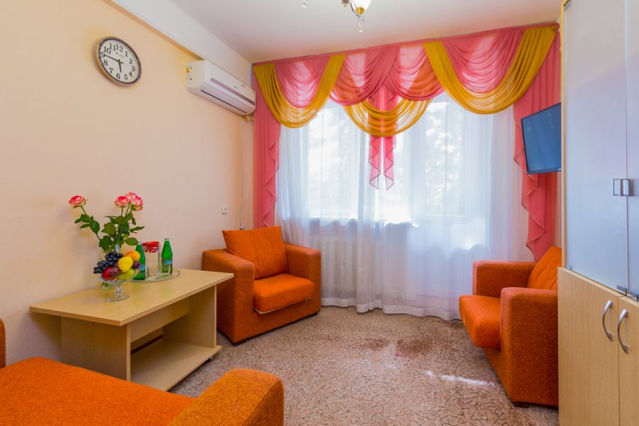 Двухместный двухкомнатный номер 1 категории во 2 корпусе в санатории Москва в городе Кисловодске - фотография