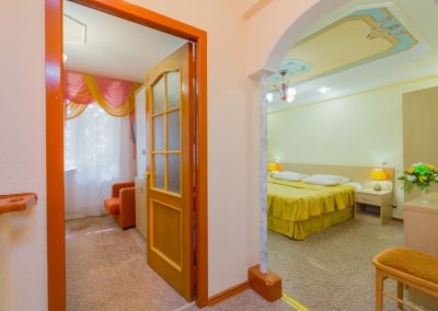 Двухместный двухкомнатный номер 1 категории во 2 корпусе в санатории Москва в городе Кисловодске - фотография