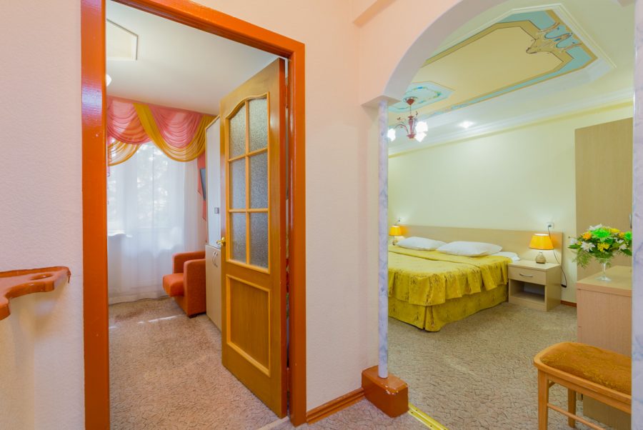 Двухместный двухкомнатный номер 1 категории во 2 корпусе в санатории Москва в городе Кисловодске - фотография