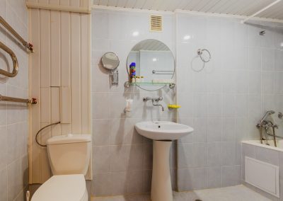 Двухместный двухкомнатный номер 1 категории во 2 корпусе в санатории Москва в городе Кисловодске - фотография