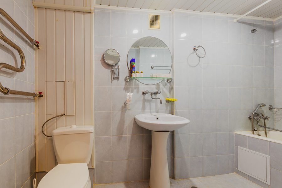 Двухместный двухкомнатный номер 1 категории во 2 корпусе в санатории Москва в городе Кисловодске - фотография