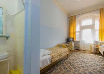 Трехместный номер 3 категории в 1 корпусе в санатории Москва в городе Кисловодске - фотография