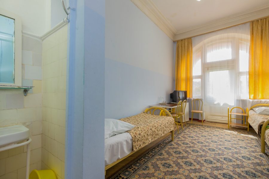 Трехместный номер 3 категории в 1 корпусе в санатории Москва в городе Кисловодске - фотография