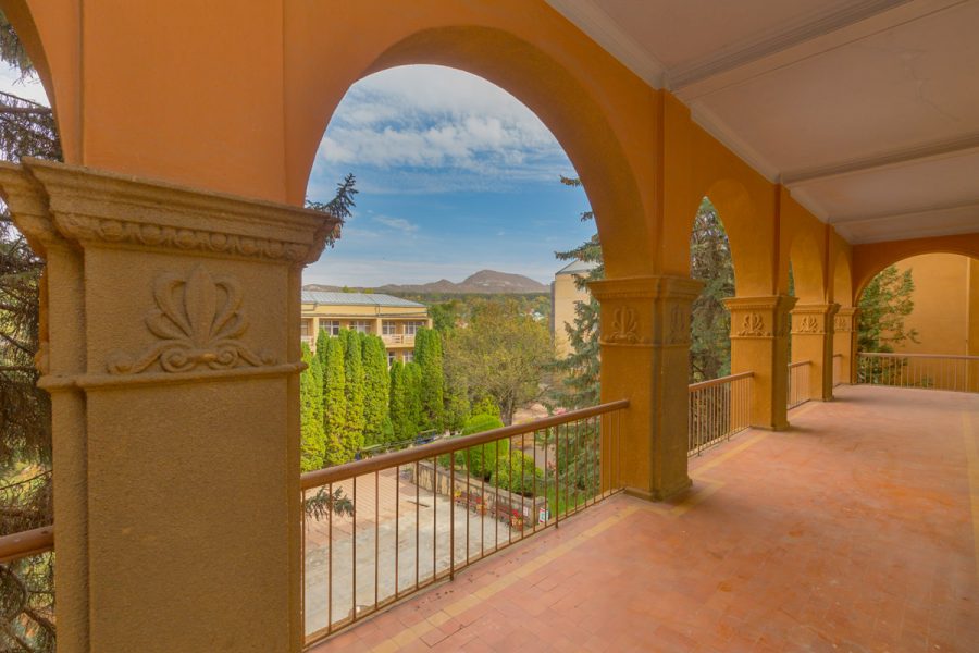 Балкон в санатории Москва в городе Кисловодске - фотография