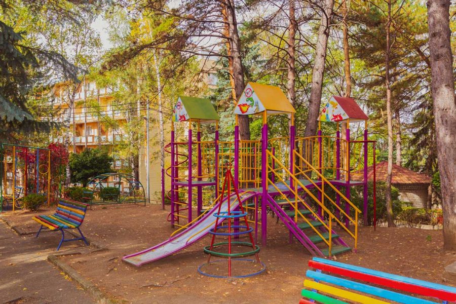 Детская площадка в санатории Москва в городе Кисловодске - фотография