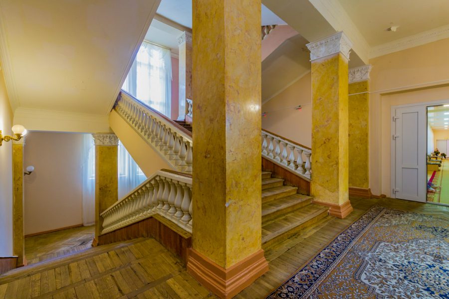 Лестничный холл в санатории Москва в городе Кисловодске - фотография