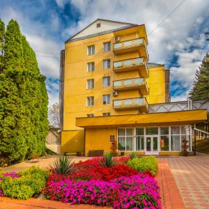 Главный корпус в санатории Москва в городе Кисловодске - фотография