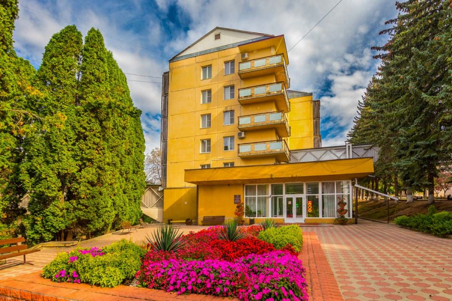 Главный корпус в санатории Москва в городе Кисловодске - фотография