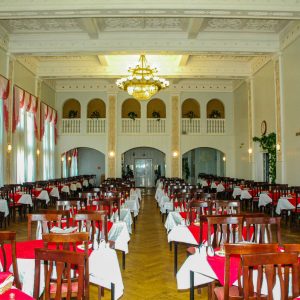 Обеденный зал в санатории Москва в городе Кисловодске - фотография