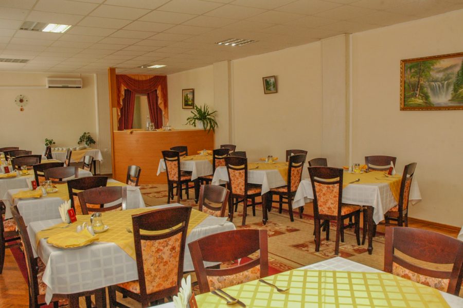 Обеденный зал в санатории Москва в городе Кисловодске - фотография