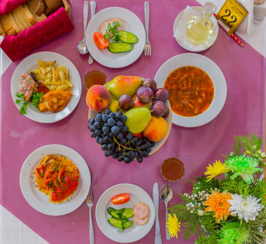 Сервированный стол в санатории Москва в городе Кисловодске - фотография