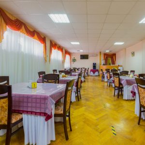 Обеденный зал в санатории Москва в городе Кисловодске - фотография