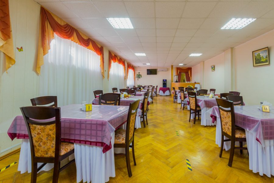 Обеденный зал в санатории Москва в городе Кисловодске - фотография