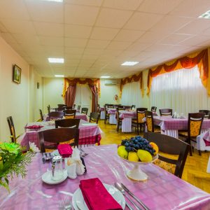 Обеденный зал в санатории Москва в городе Кисловодске - фотография