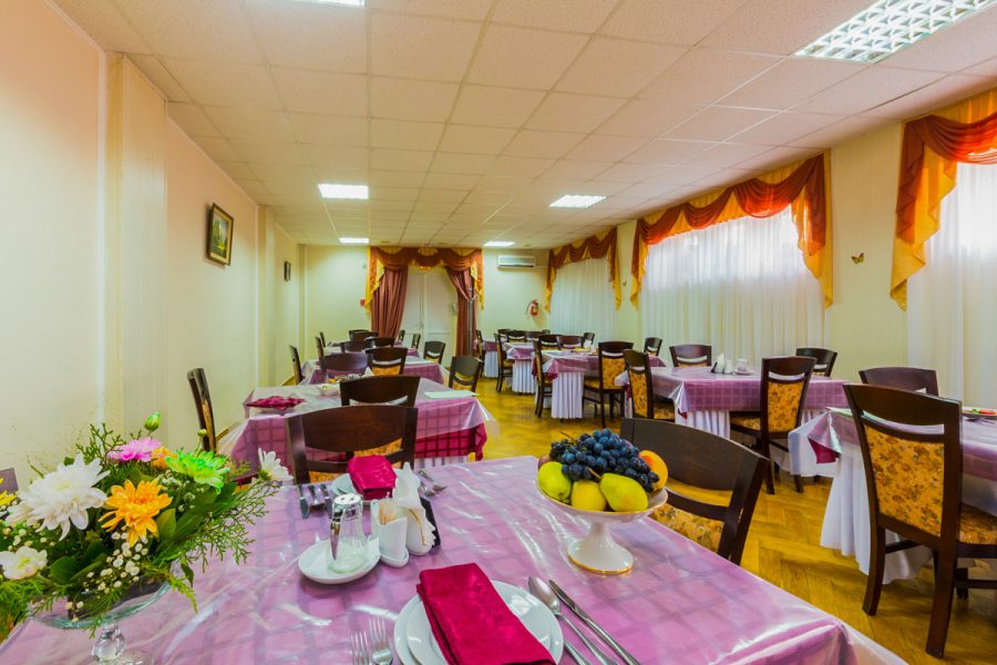 Обеденный зал в санатории Москва в городе Кисловодске - фотография