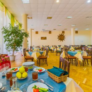 Обеденный зал в санатории Москва в городе Кисловодске - фотография