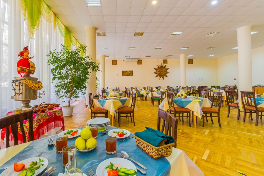 Обеденный зал в санатории Москва в городе Кисловодске - фотография