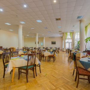 Обеденный зал в санатории Москва в городе Кисловодске - фотография