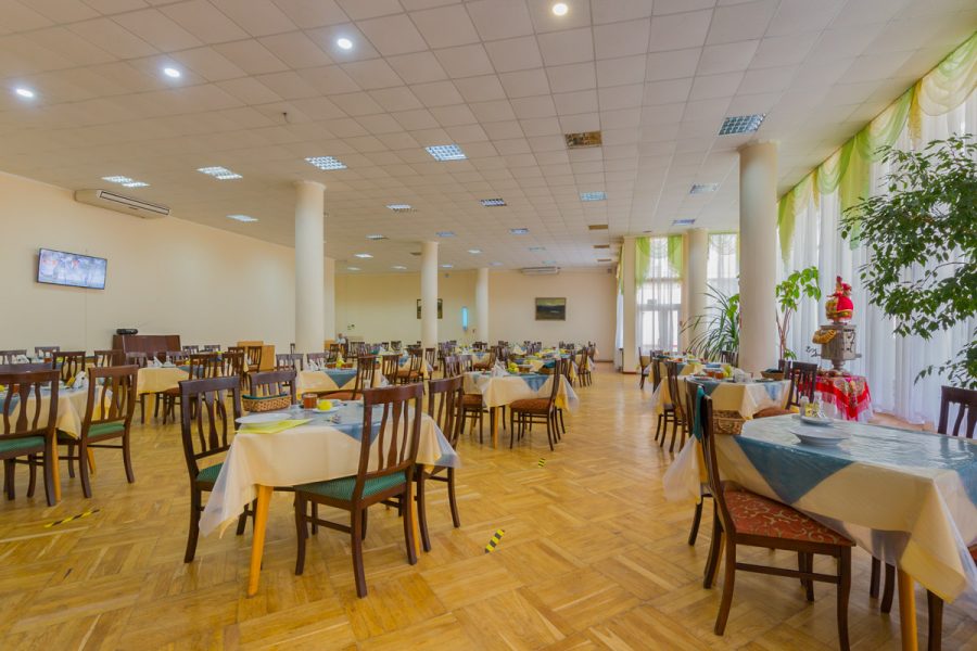 Обеденный зал в санатории Москва в городе Кисловодске - фотография