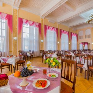 Обеденный зал в санатории Москва в городе Кисловодске - фотография