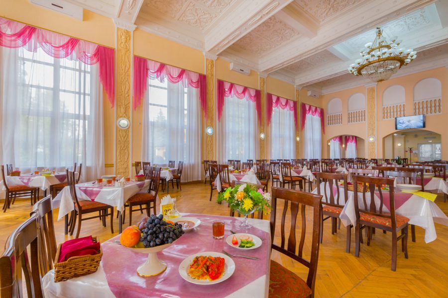 Обеденный зал в санатории Москва в городе Кисловодске - фотография