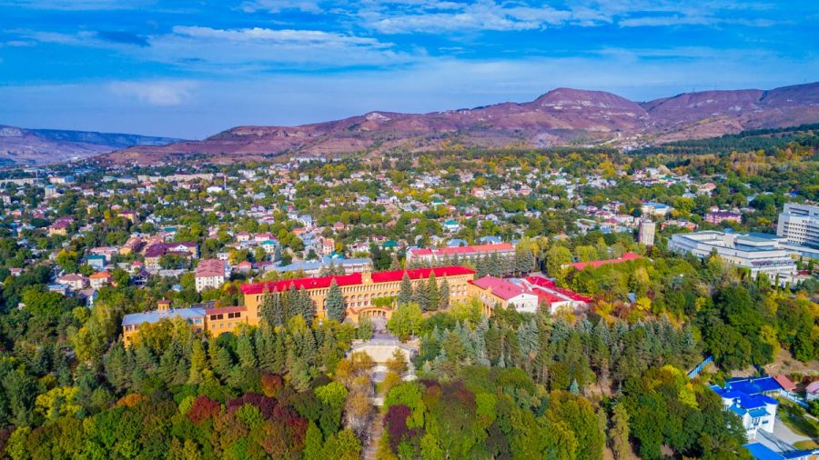 Общий вид санатория Москва в городе Кисловодске - фотография