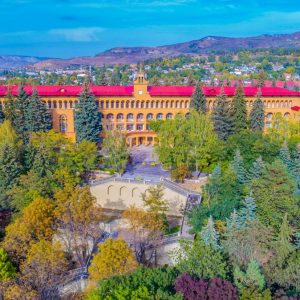 Общий вид санатория Москва в городе Кисловодске - фотография