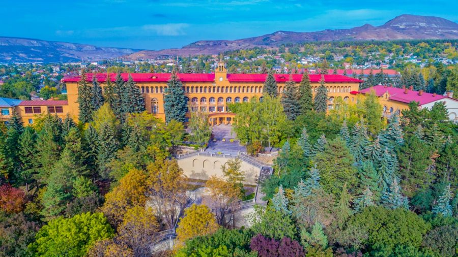 Общий вид санатория Москва в городе Кисловодске - фотография