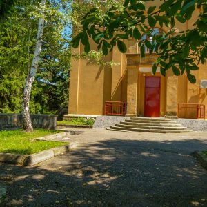 Территория в санатории Москва в городе Кисловодске - фотография