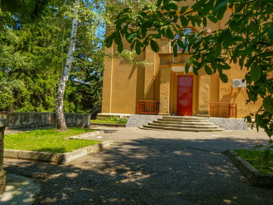 Территория в санатории Москва в городе Кисловодске - фотография