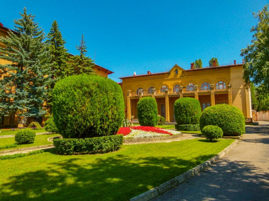 Территория в санатории Москва в городе Кисловодске - фотография