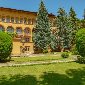 Территория в санатории Москва в городе Кисловодске - фотография