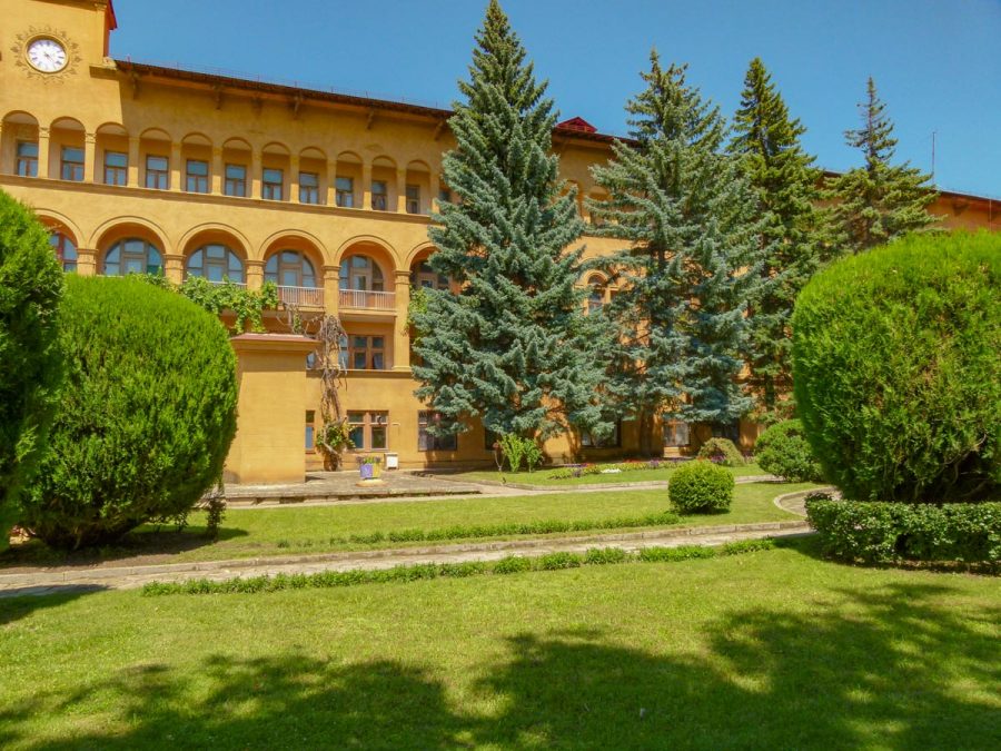 Территория в санатории Москва в городе Кисловодске - фотография