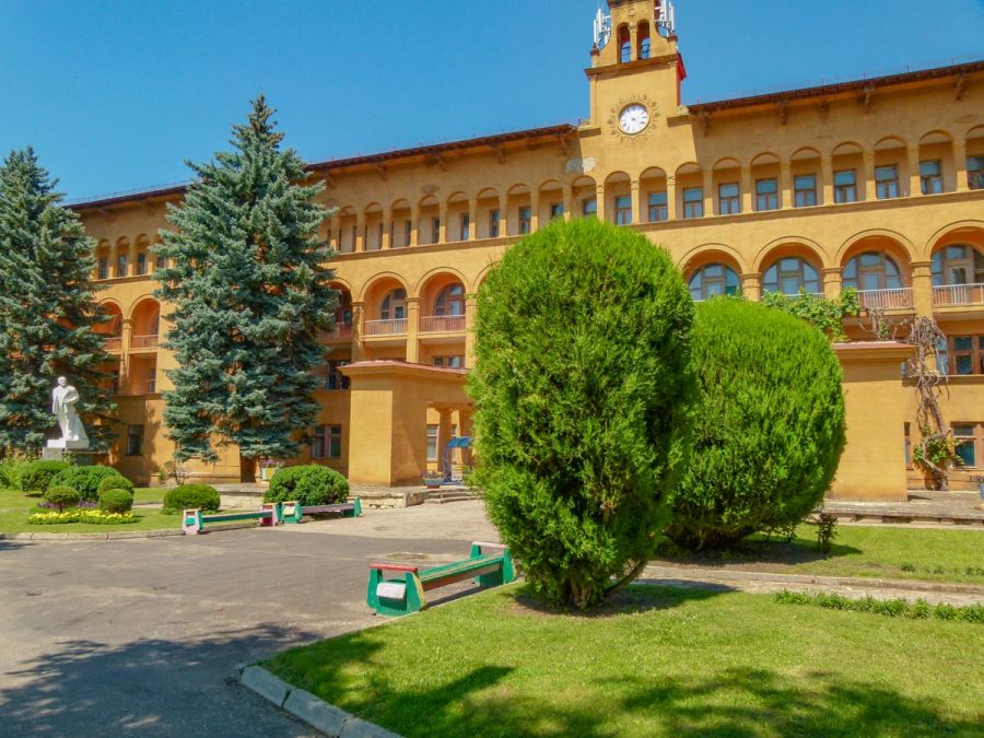 Территория в санатории Москва в городе Кисловодске - фотография