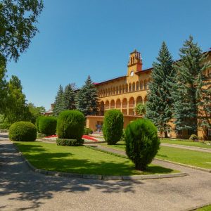 Территория в санатории Москва в городе Кисловодске - фотография