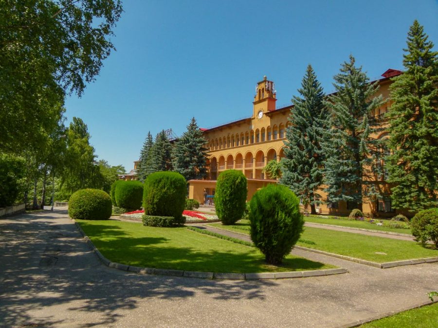 Территория в санатории Москва в городе Кисловодске - фотография