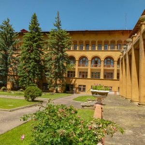 Территория в санатории Москва в городе Кисловодске - фотография