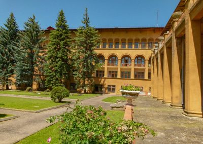 Территория в санатории Москва в городе Кисловодске - фотография
