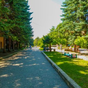 Территория в санатории Москва в городе Кисловодске - фотография