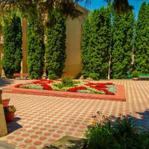 Территория в санатории Москва в городе Кисловодске - фотография