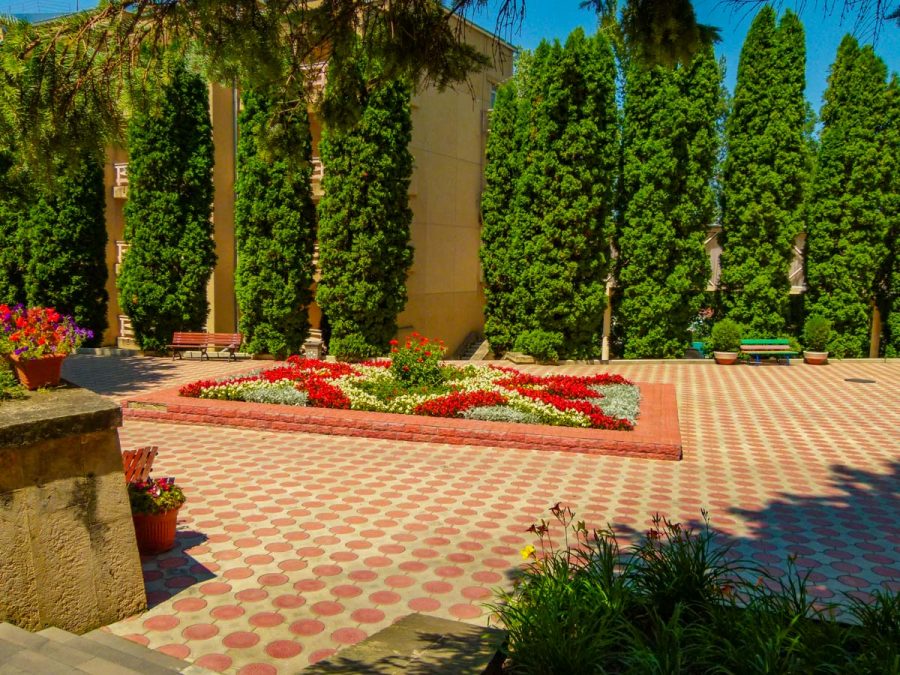 Территория в санатории Москва в городе Кисловодске - фотография