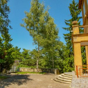 Территория в санатории Москва в городе Кисловодске - фотография