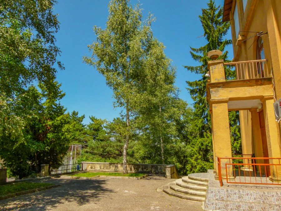 Территория в санатории Москва в городе Кисловодске - фотография