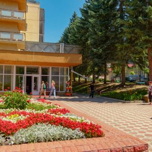 Территория в санатории Москва в городе Кисловодске - фотография