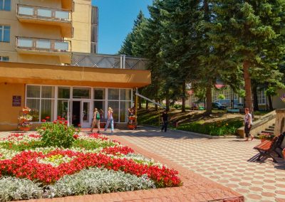 Территория в санатории Москва в городе Кисловодске - фотография