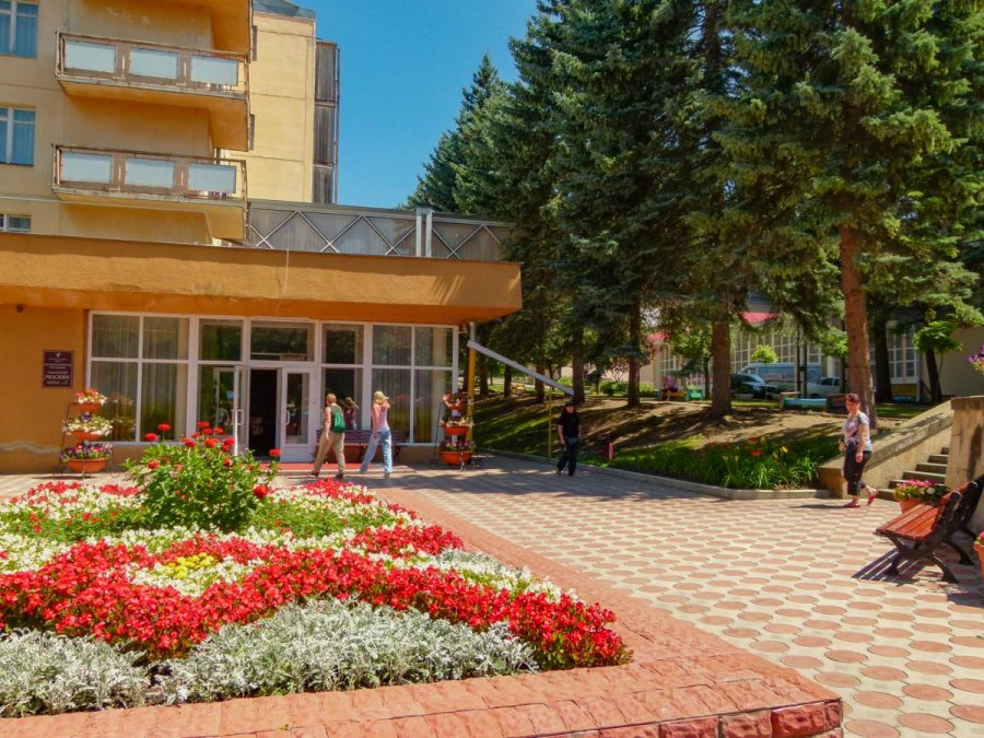 Территория в санатории Москва в городе Кисловодске - фотография