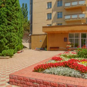 Территория в санатории Москва в городе Кисловодске - фотография