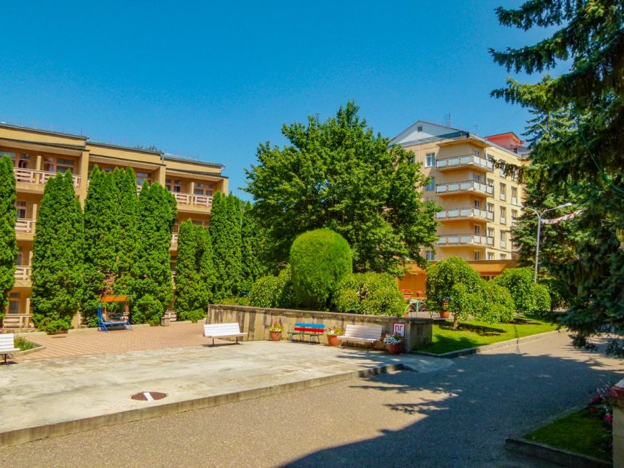 Территория в санатории Москва в городе Кисловодске - фотография